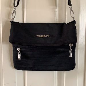 Baggallini Flip Zip Black Crossbody